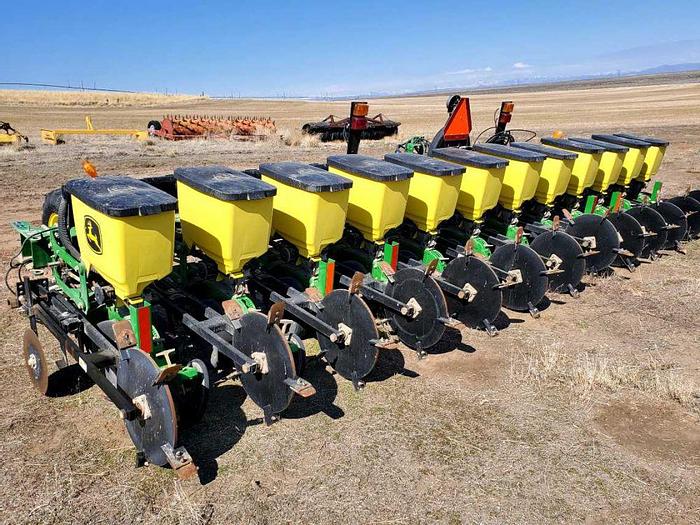 Used 12R22 John Deere 1735 Beet Planter