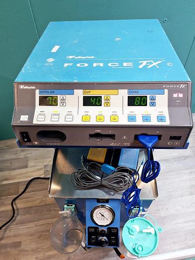 Gebraucht Valleylab Force FX-8CS Elektrochirurgische Diathermieeinheit mit Fußschalter auf Valleylab Saugwagen
