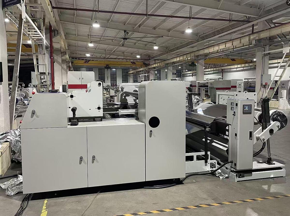 Roll rewinding machine