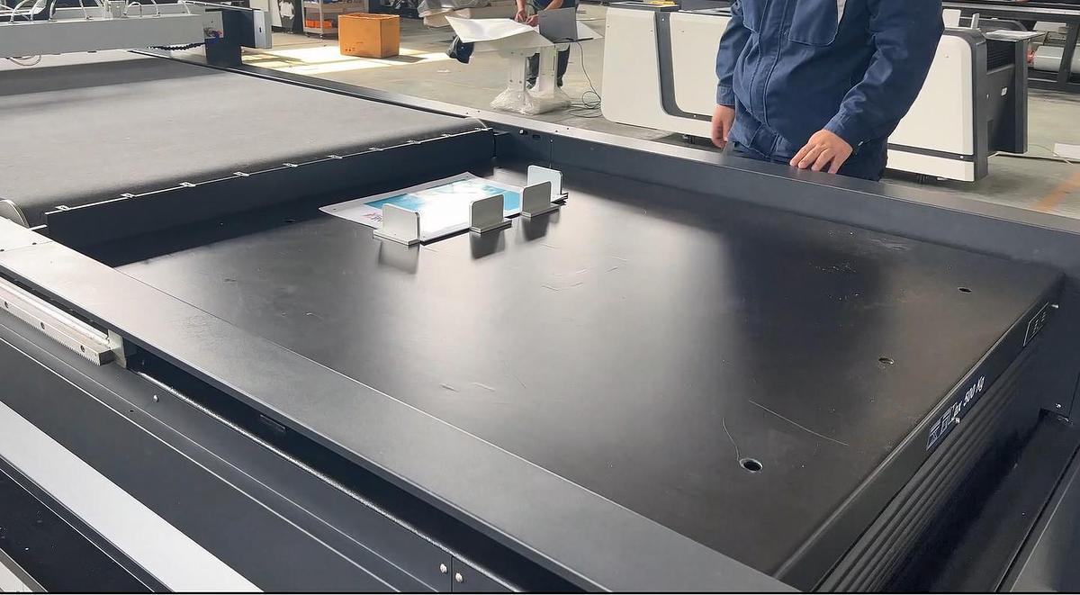  AUTOMATIC DIGITAL CUTTING MACHINE 1600*2500 mm