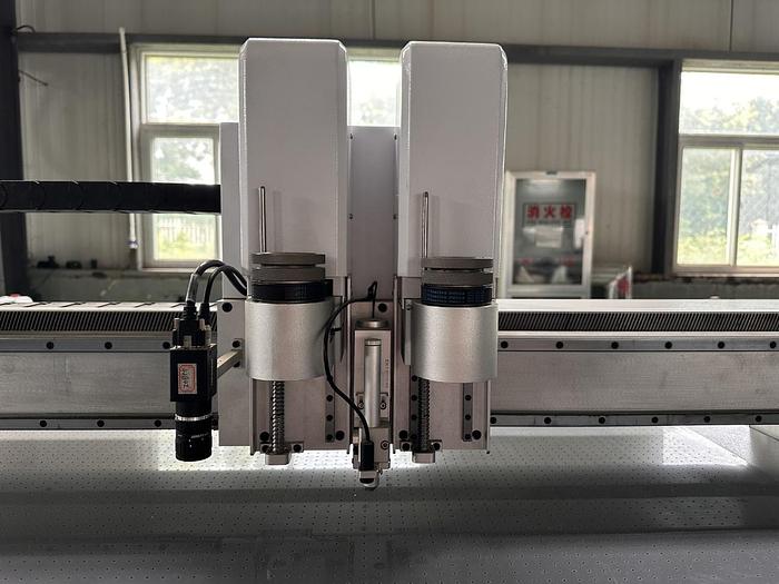 DIGITAL CUTTING MACHINE PLOTTER