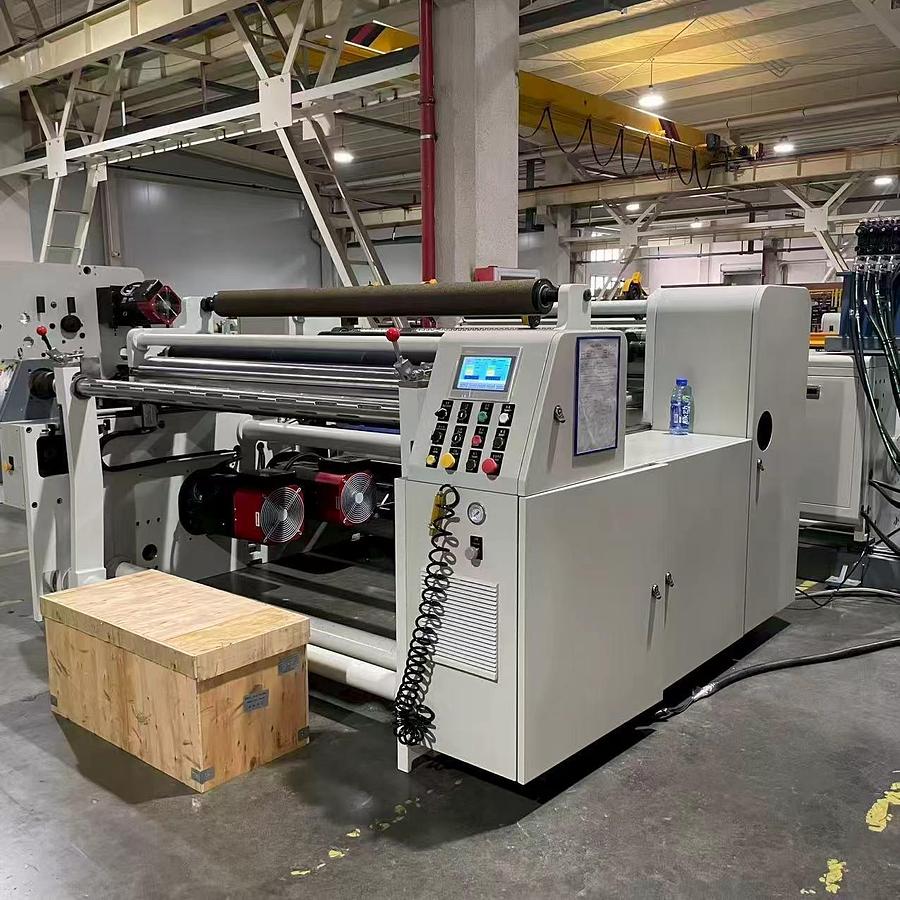 Roll rewinding machine