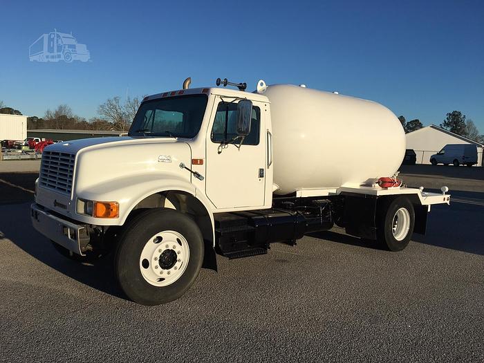 1999 INTERNATIONAL 4900 LPG TANK TRUCK