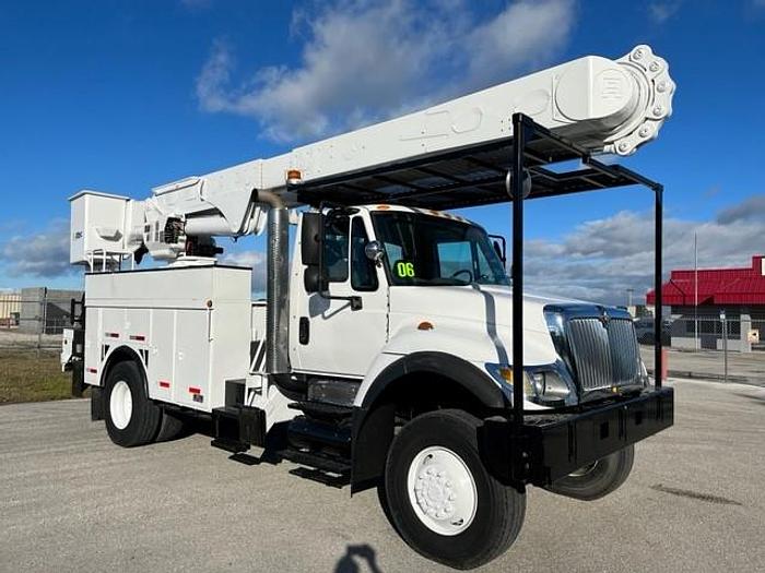 Used Altec AM55E-MH 60ft Bucket Boom with Material Handler on 2006 International 4300 4x4 Utility Truck - C00287