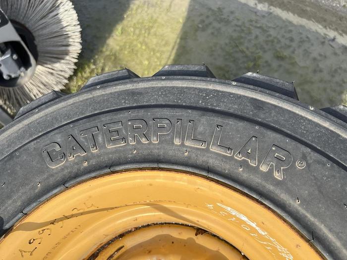 Gomme nuove Caterpillar complete di cerchio 31x15.50-16.5