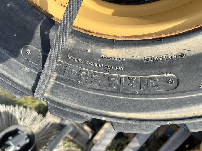 Gomme nuove Caterpillar complete di cerchio 31x15.50-16.5