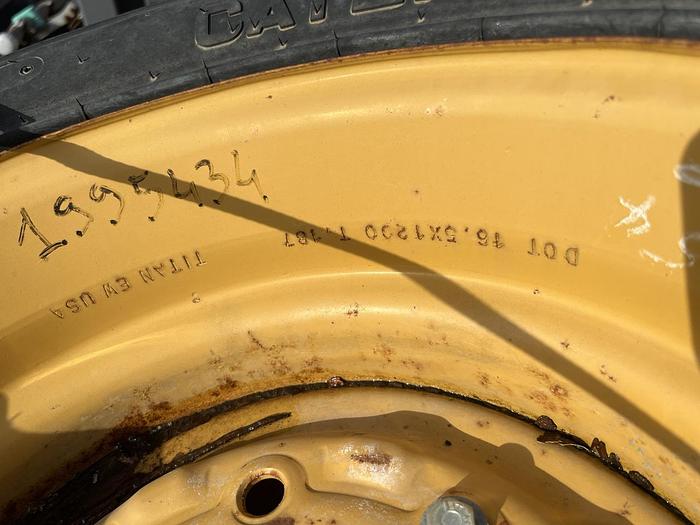 Gomme nuove Caterpillar complete di cerchio 31x15.50-16.5