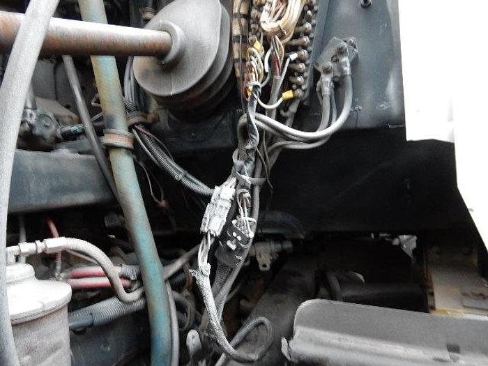 Used 2000 Mack RD690S- Stock #: 8633