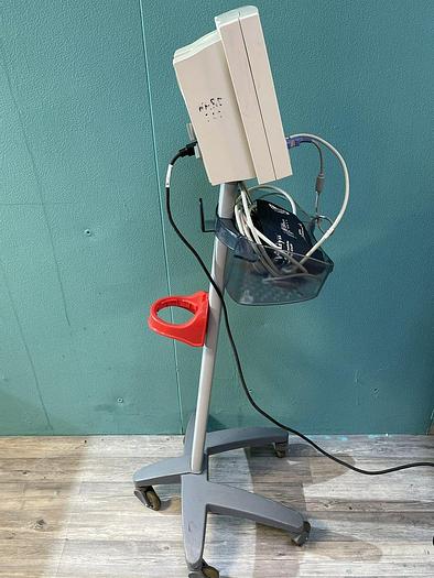 Used Datascope Accutorr Plus Patientenmonitor auf Trolley mit Blutdruckmanschette und SpO2 Fingersensor