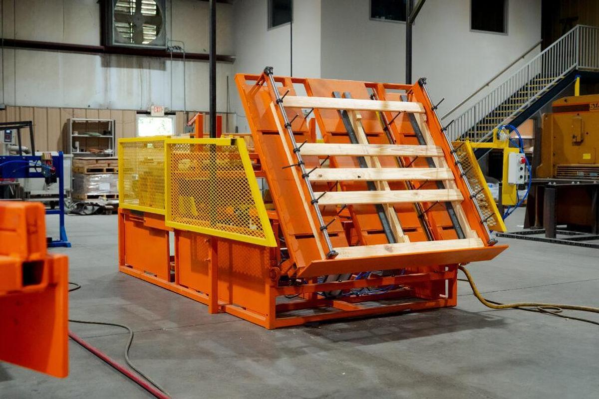 Bronco Pallet Machine