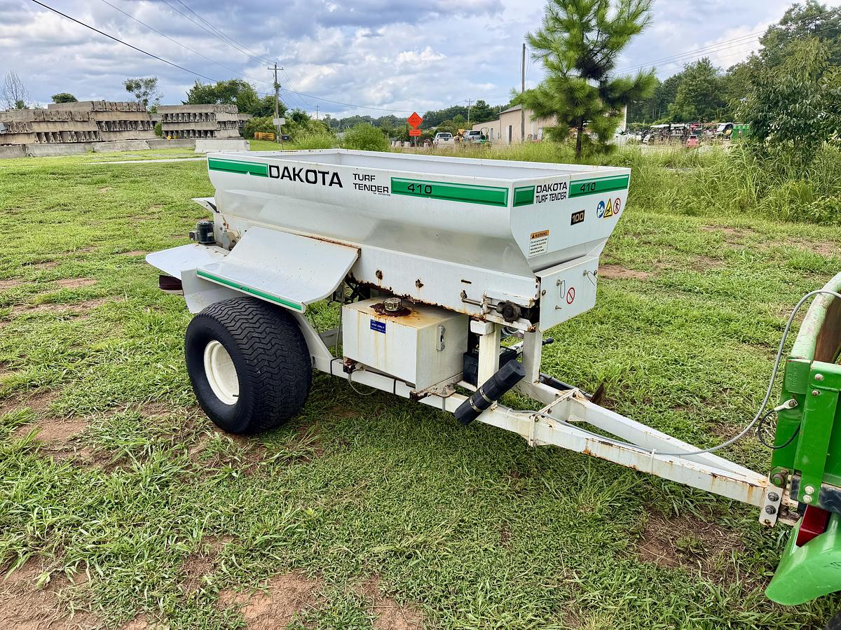 Used Dakota 410 Top Dresser