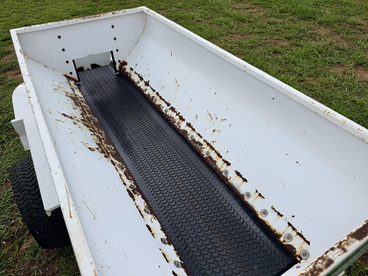 Used Dakota 410 Top Dresser