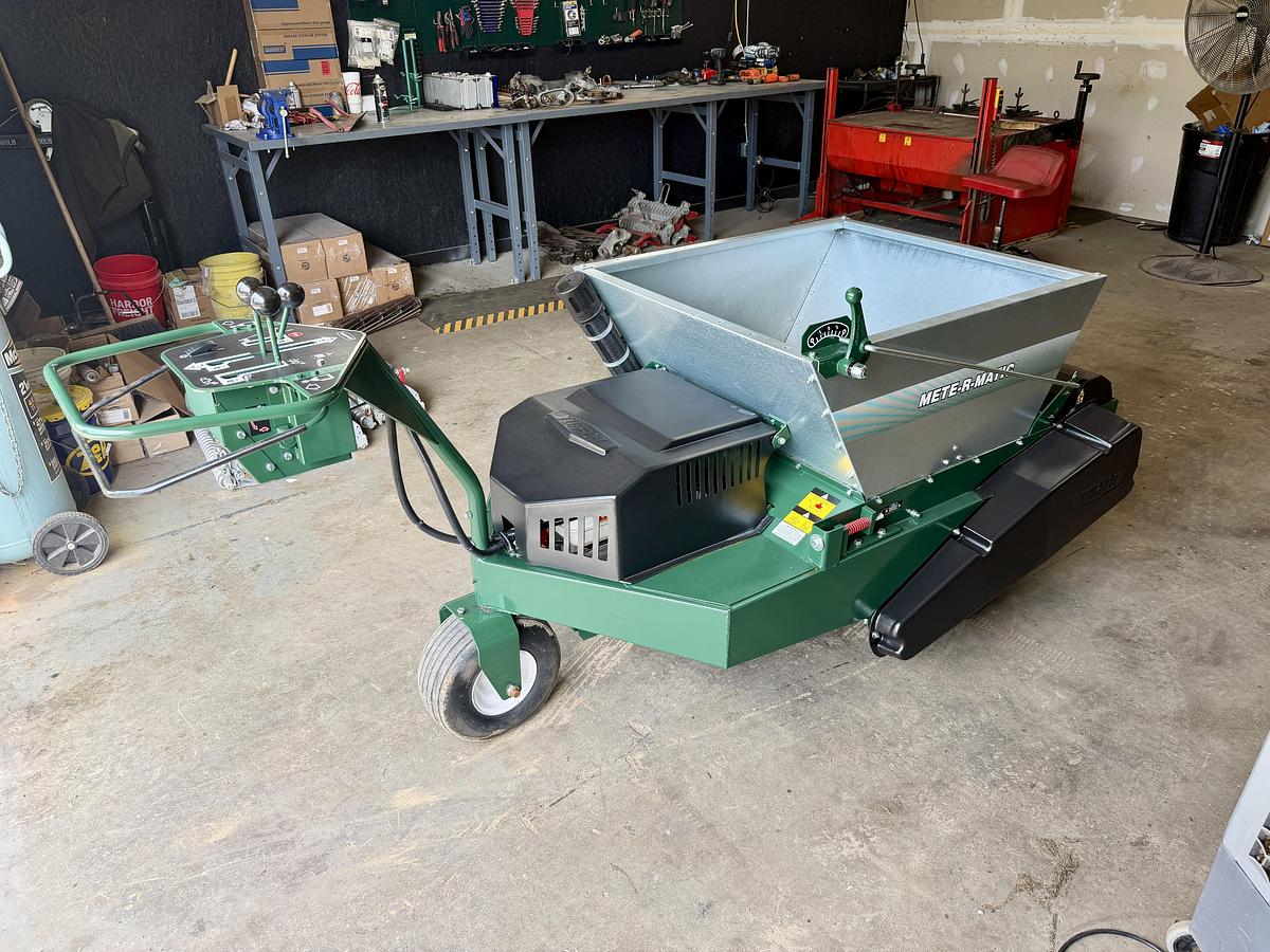 Used 2022 Turfco Mete-R-Matic Top Dresser