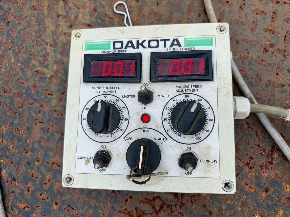 Used Dakota 410 Top Dresser