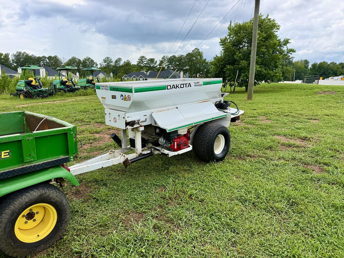 Used Dakota 410 Top Dresser