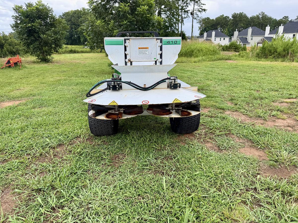 Used Dakota 410 Top Dresser