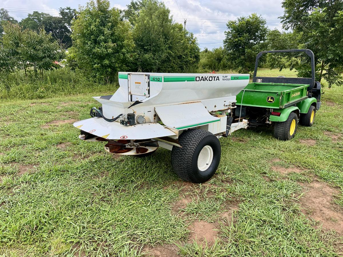 Used Dakota 410 Top Dresser