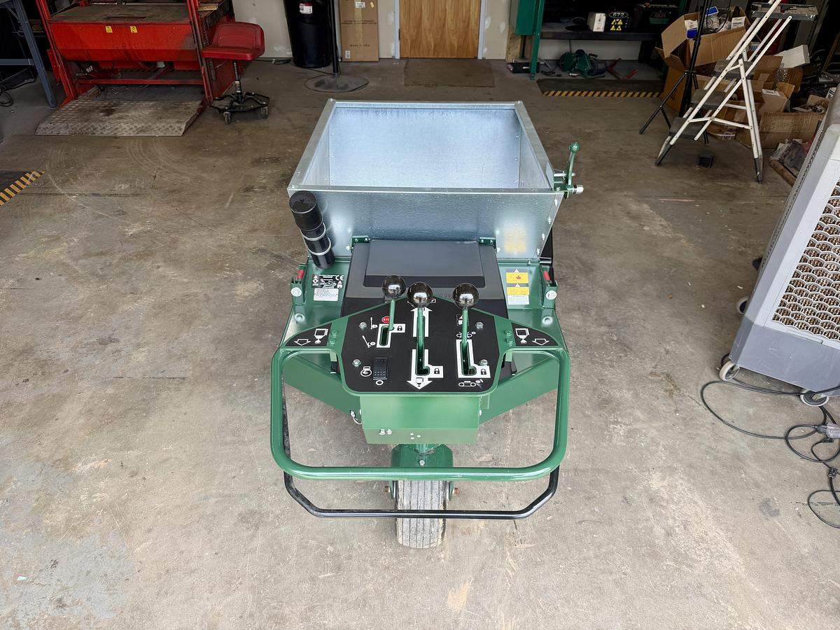Used 2022 Turfco Mete-R-Matic Top Dresser