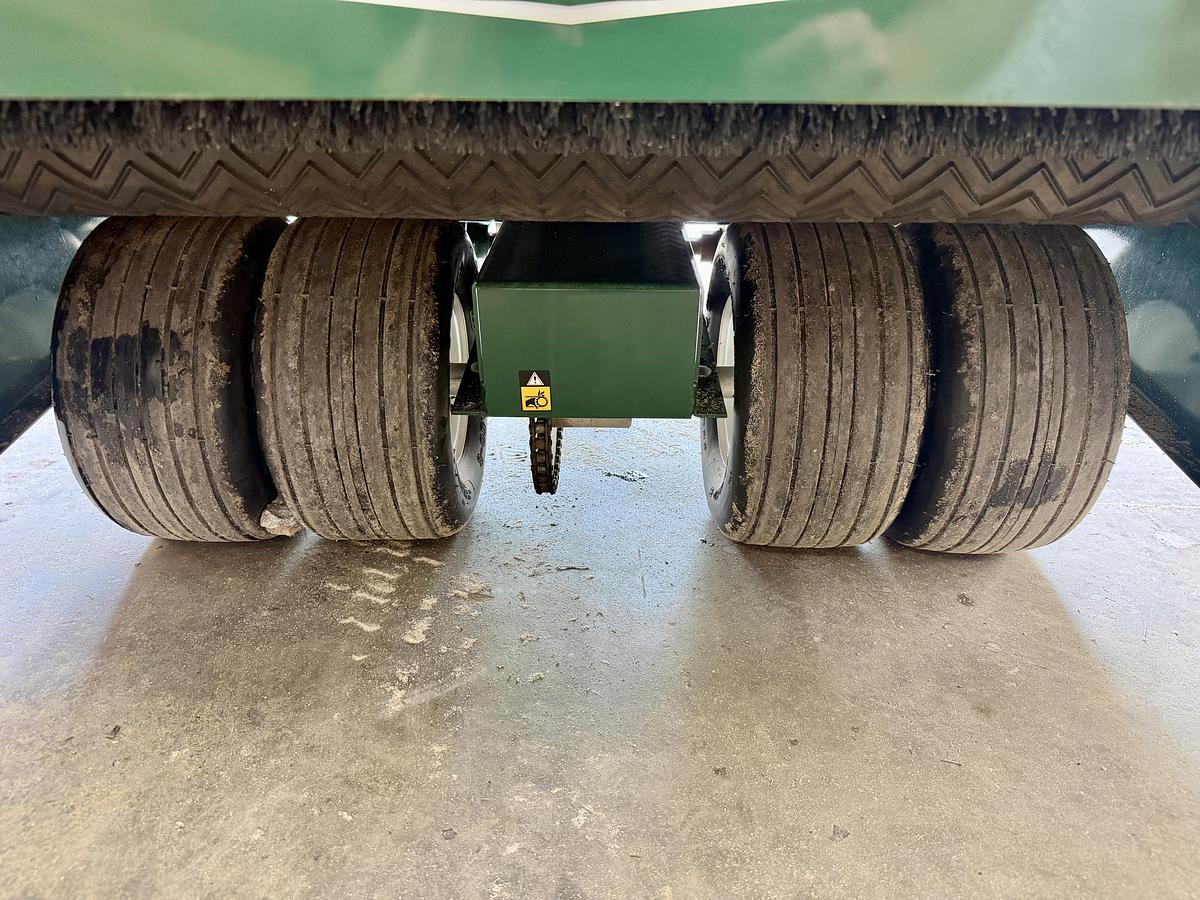 Used 2022 Turfco Mete-R-Matic Top Dresser