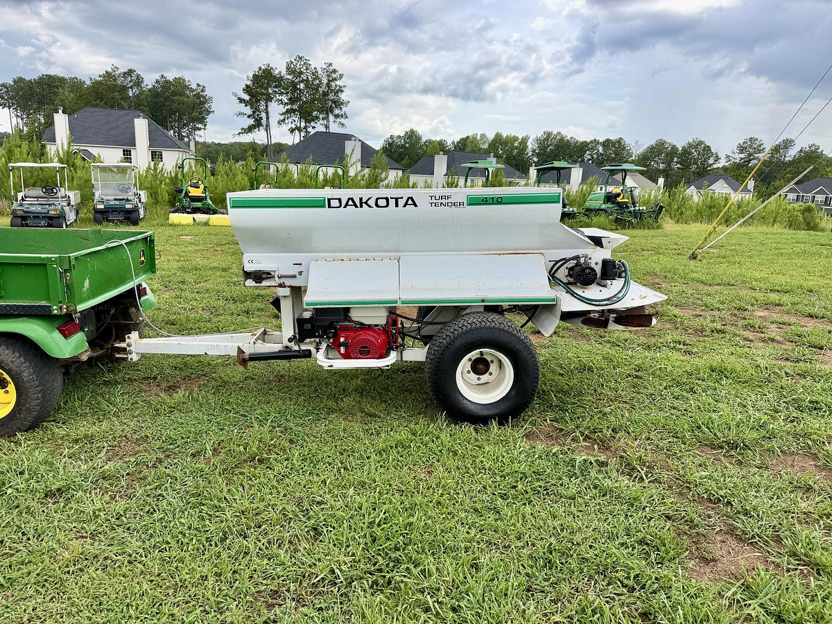 Used Dakota 410 Top Dresser