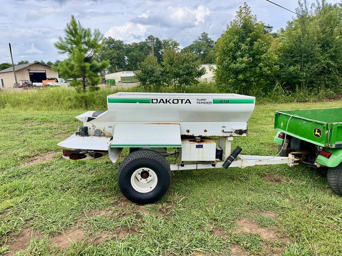 Used Dakota 410 Top Dresser