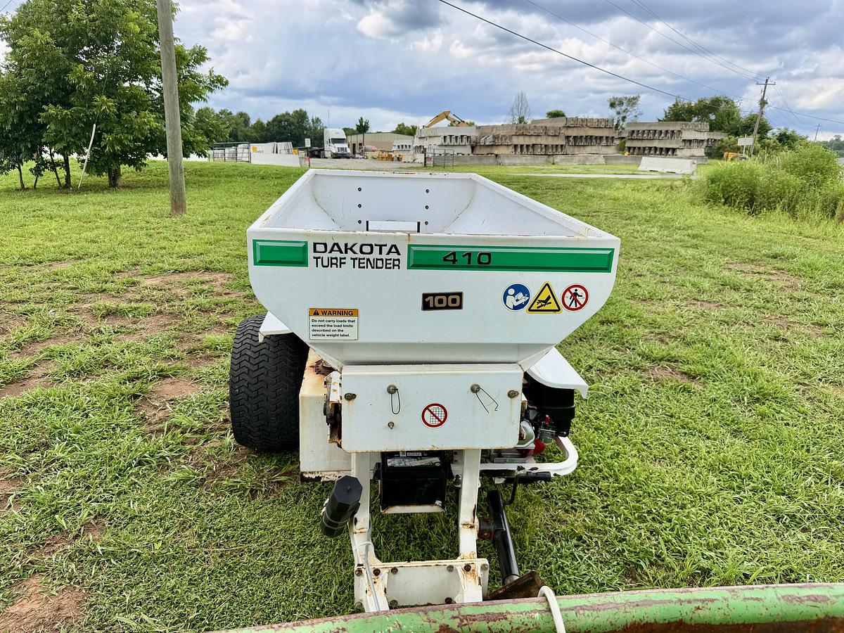 Used Dakota 410 Top Dresser