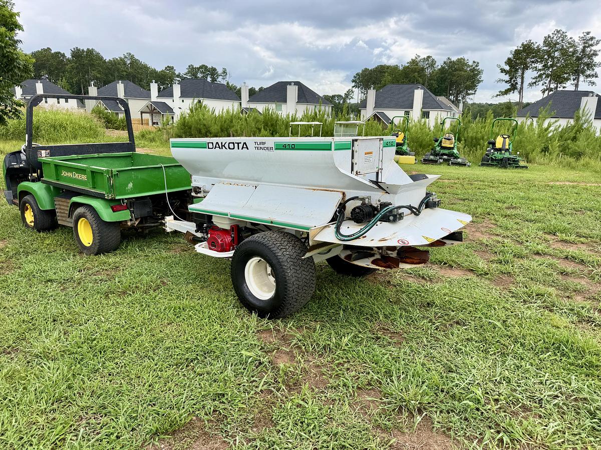Used Dakota 410 Top Dresser