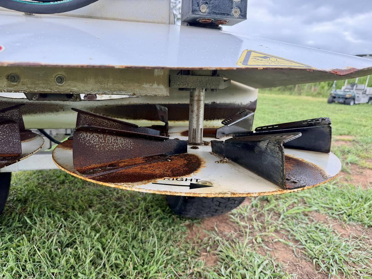 Used Dakota 410 Top Dresser