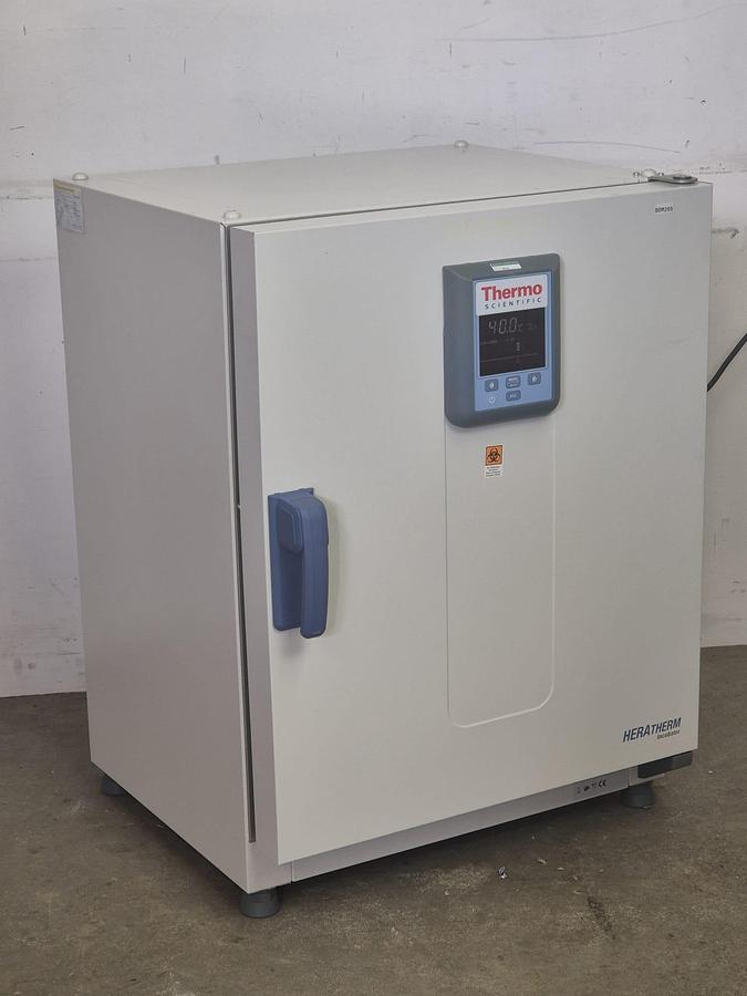 Used Thermo Scientific Heratherm IMH800 laboratory heating and cooling unit