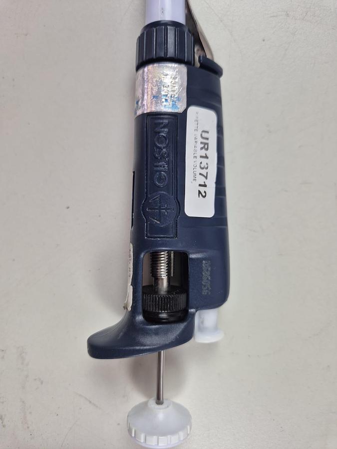 Used Gilson PIPETMAN P1000 100-1000uL Single Channel Pipette with Metal Ejector