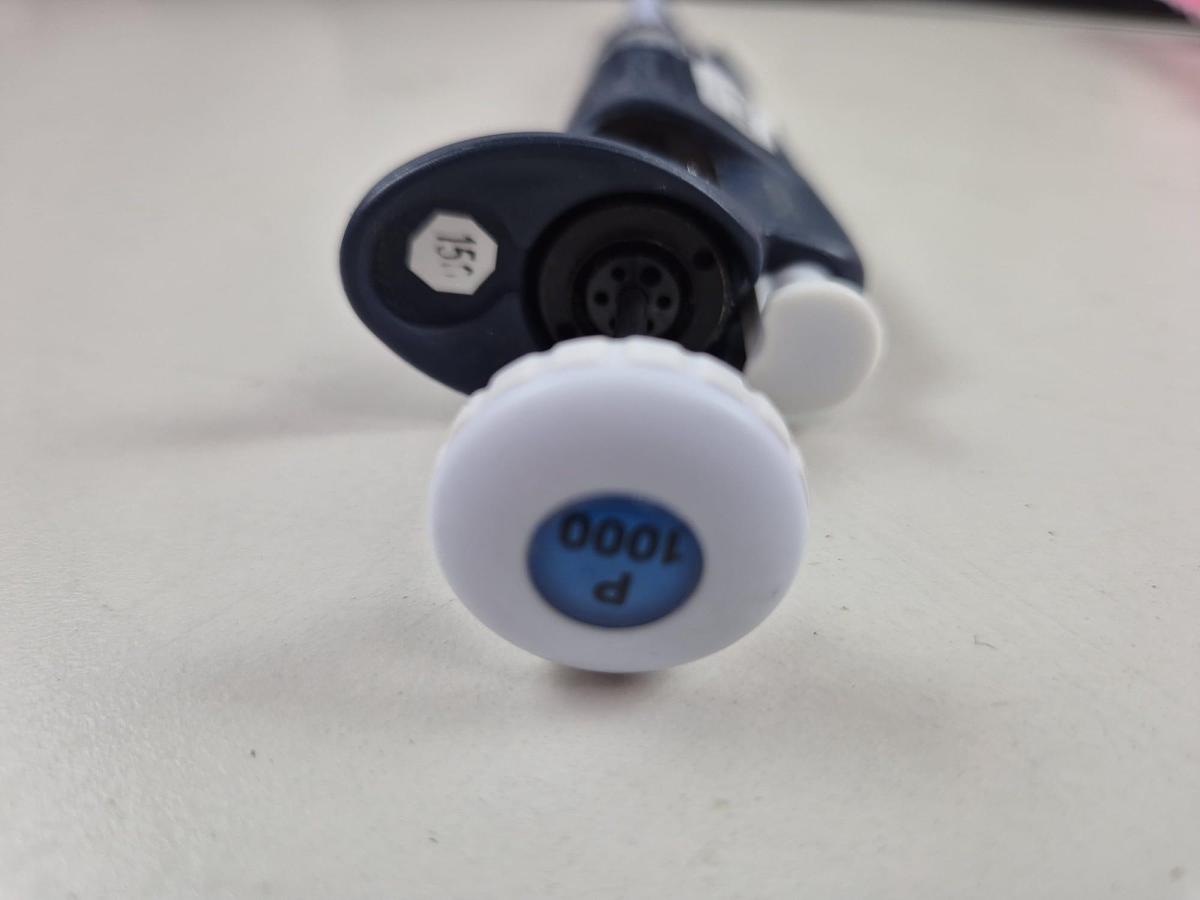 Used Gilson PIPETMAN P1000 100-1000uL Single Channel Pipette with Metal Ejector