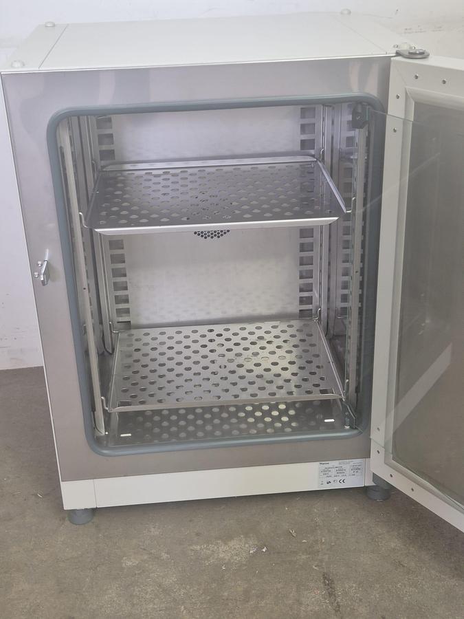 Used Thermo Scientific Heratherm IMH800 laboratory heating and cooling unit
