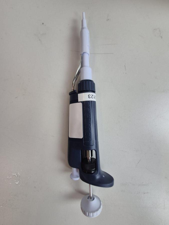 Used Gilson PIPETMAN P10 1-10uL Single Channel Pipette with Metal Ejector Colourcode Red