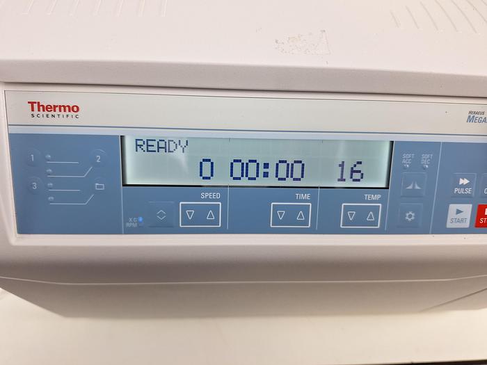 Used Thermo Scientific Heraeus Megafuge 8R Refrigerated centrifuge