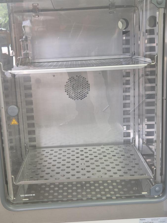 Used Thermo Scientific Heratherm IMH800 laboratory heating and cooling unit