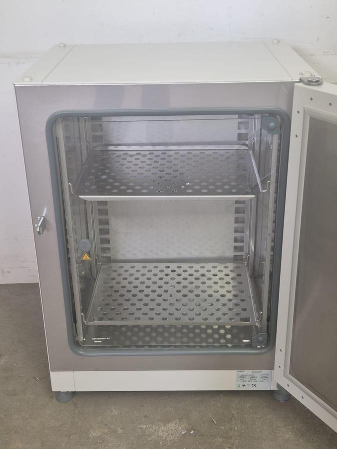 Used Thermo Scientific Heratherm IMH800 laboratory heating and cooling unit