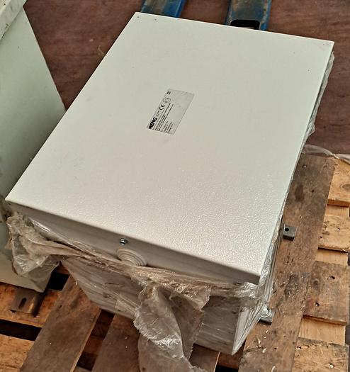 D'occasion AUTOTRANSFORMATEUR 4 KVA– 400-230V