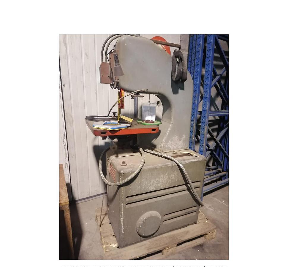 Usato SEGA A NASTRO VERTICALE PER TAGLIO FERRO/ ALLUMINIO/ OTTONE