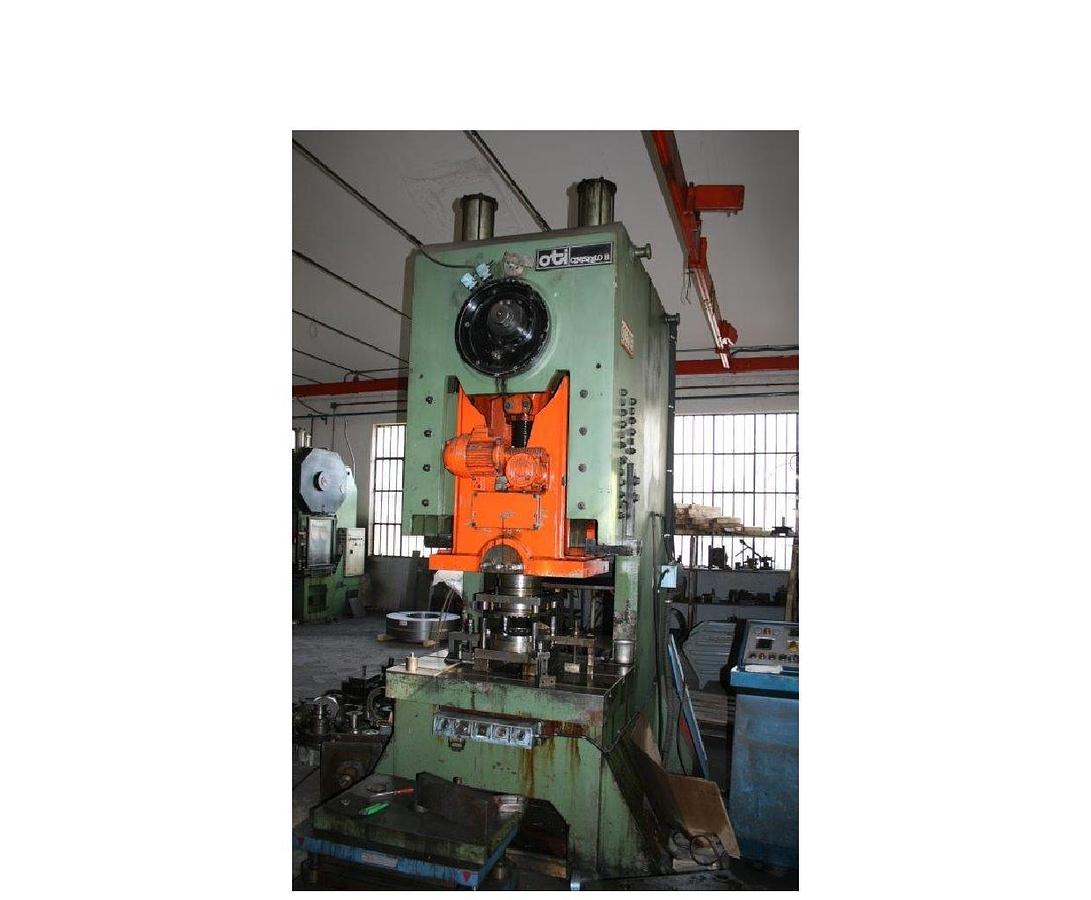 Usato PRESSA COLLO CIGNO FRONTALE OTI 250 TON  A FRIZIONE PNEUMATICA FRIZIONE INTERNA ,