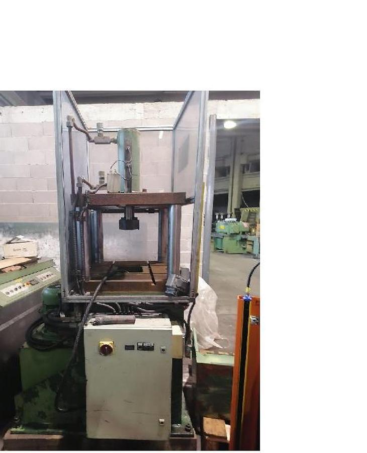 Usato PRESSA/SMATAROSSATRICE IDRAULICA DA 40 TON???  CIRCA