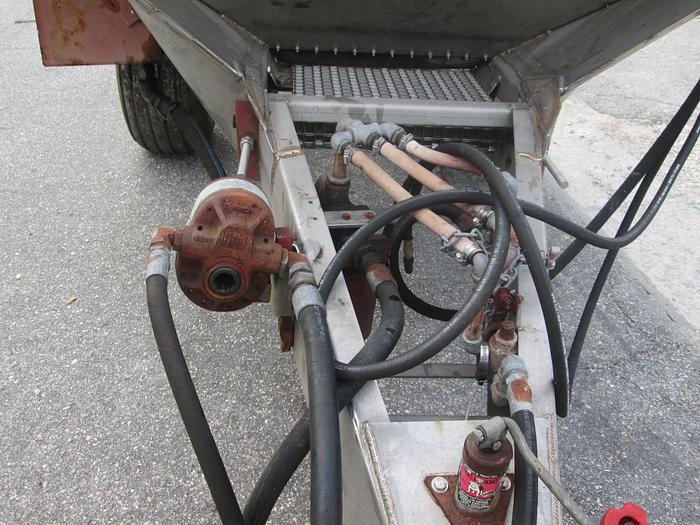 Used M & D 5-6 Ton Stainless Steel Spreader
