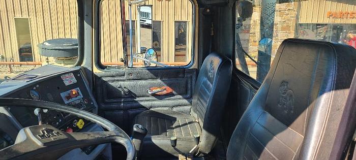 Used 1995 Mack Trucks, Incorporated RD690S