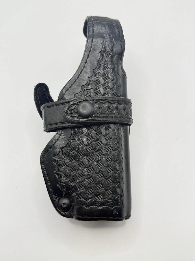 Used Safariland Black Leather Basket Weave Duty Holster Belt Loop RH Model: 070-83