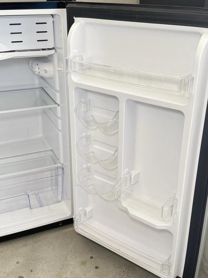 Used Magic Chef HMR330SE Mini Fridge Refrigerator with Freezer