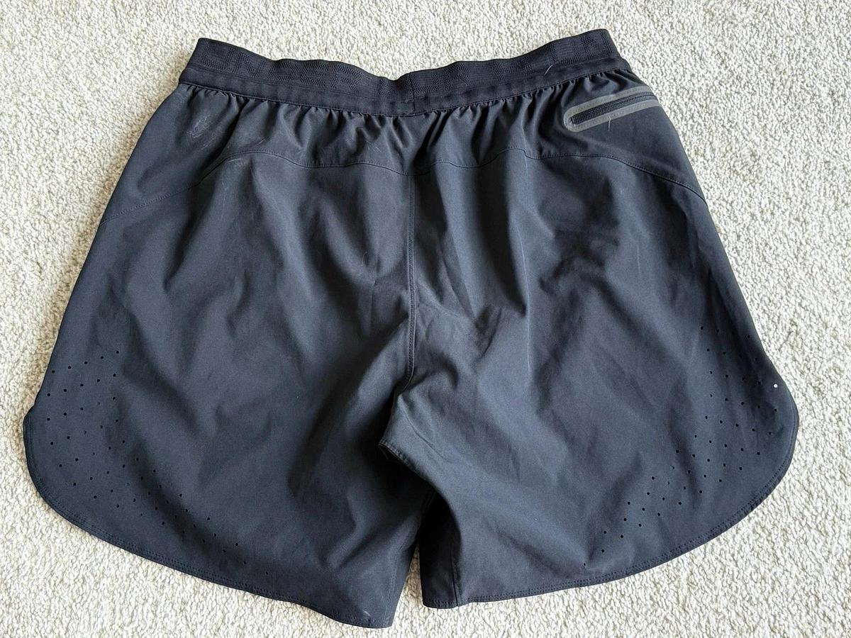 Used Men's Under Armour athletic shorts zip back pocket Size Large