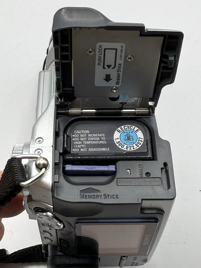 Used Sony Cyber-Shot DSC-F717 Compact Digital Still Camera w/ Charger + Battery + Bag