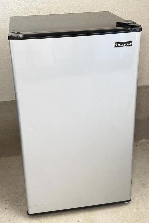 Used Magic Chef HMR330SE Mini Fridge Refrigerator with Freezer