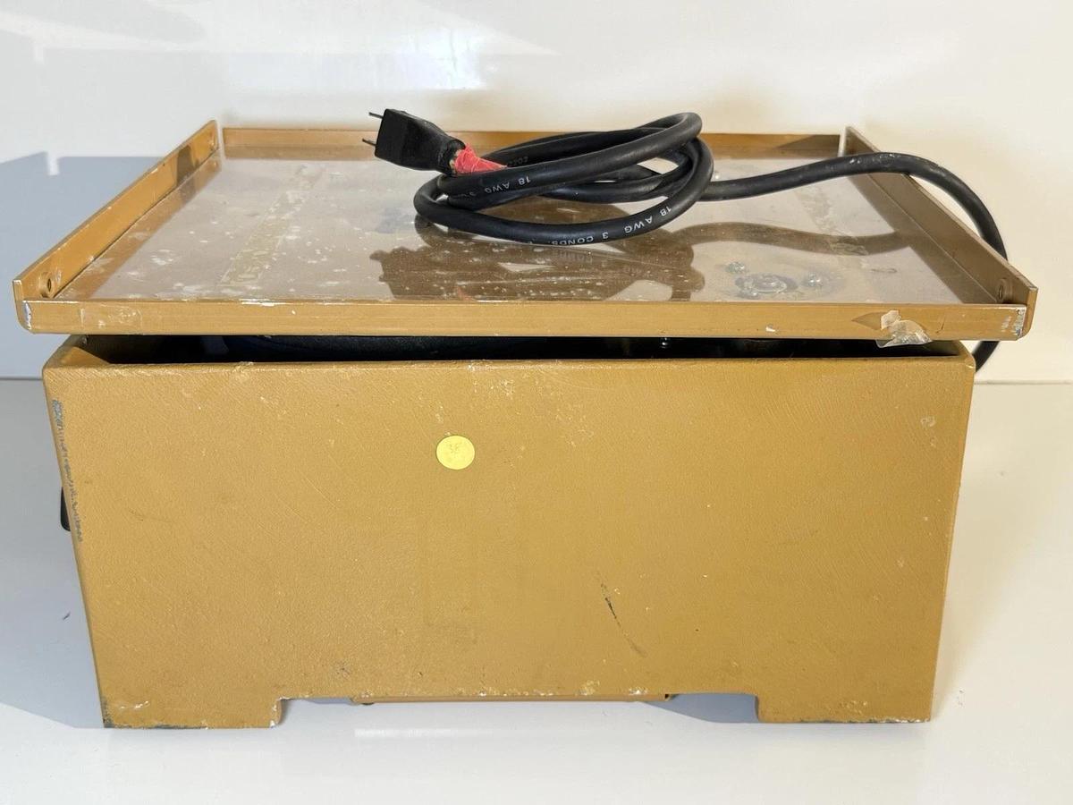 Used New Brunswick Scientific Laboratory Gyrotory Shaker Model: G2 (M1001-0000)