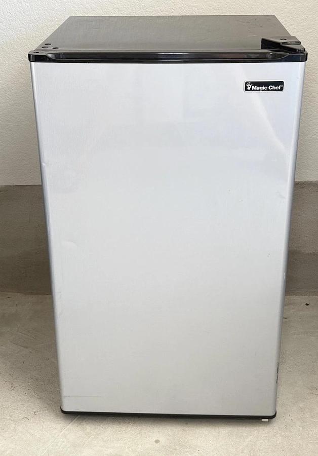 Used Magic Chef HMR330SE Mini Fridge Refrigerator with Freezer