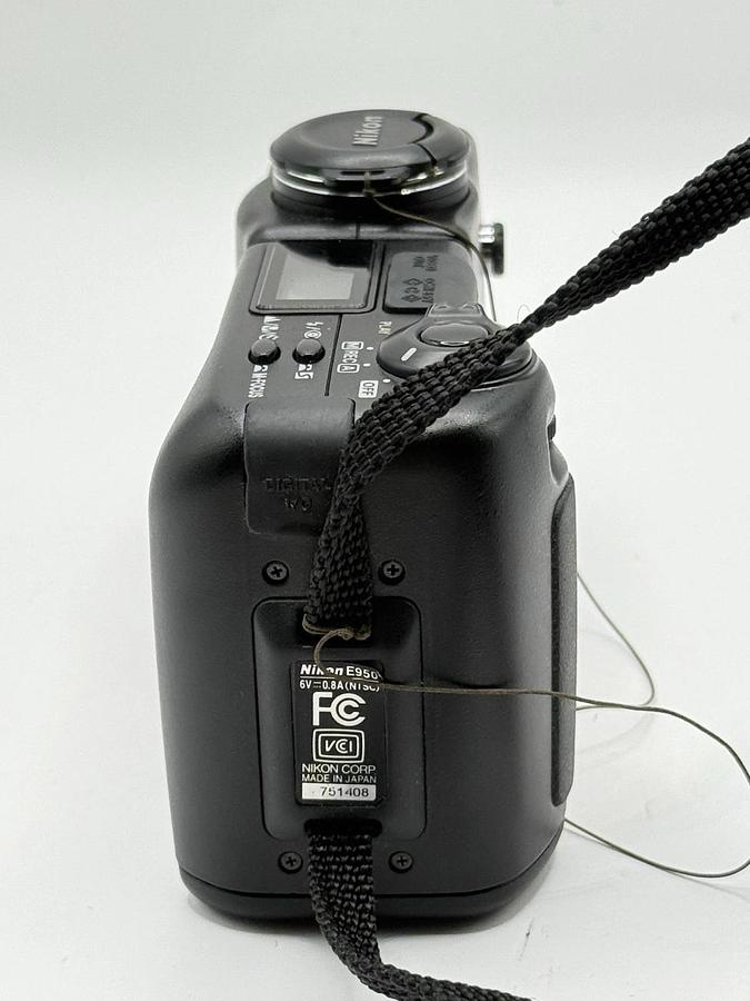 Used Nikon Coolpix 950 E950 Digital Camera with Case